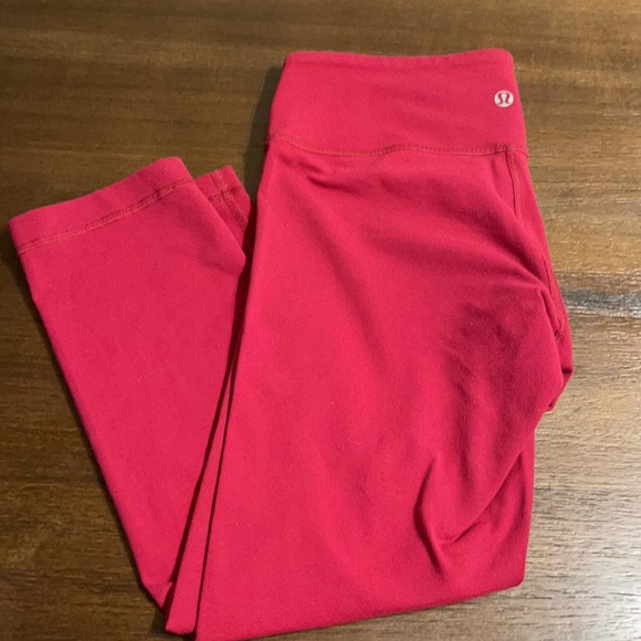 Lululemon red crops Size 6 - Picture 6 of 6
